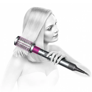 Девушка сушит волосы